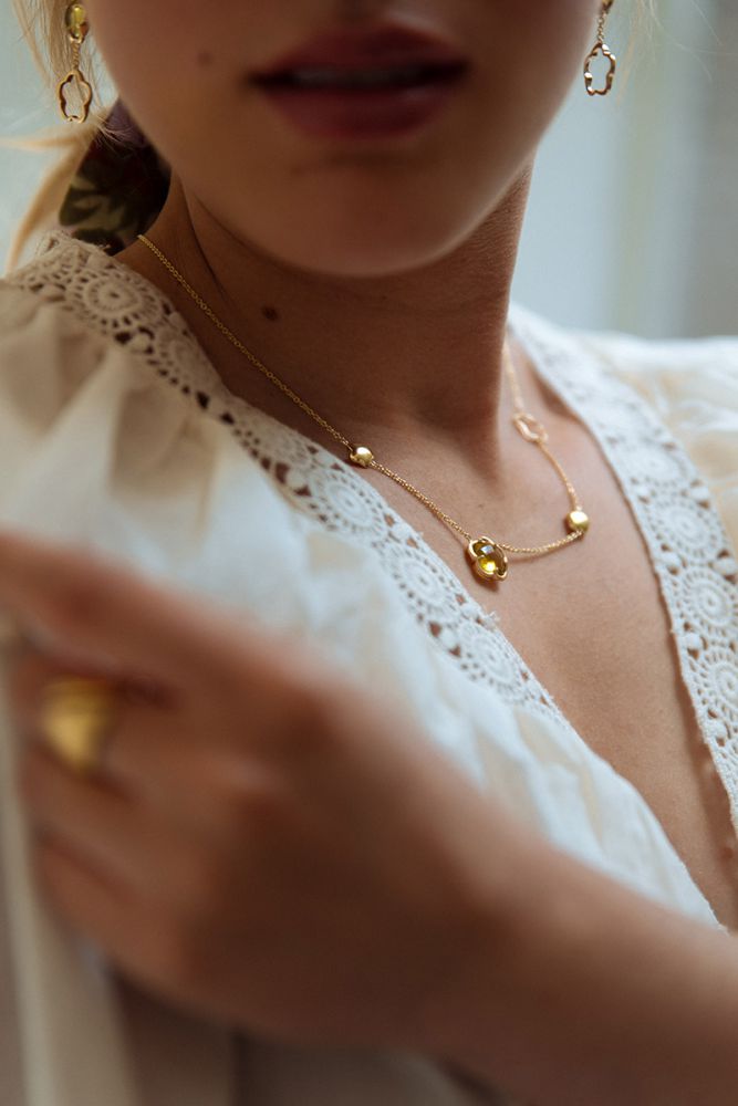 Gelbgold Collier mit blütenförmigen Edelsteinen – 14 Karat Gold & Grüner Quarz