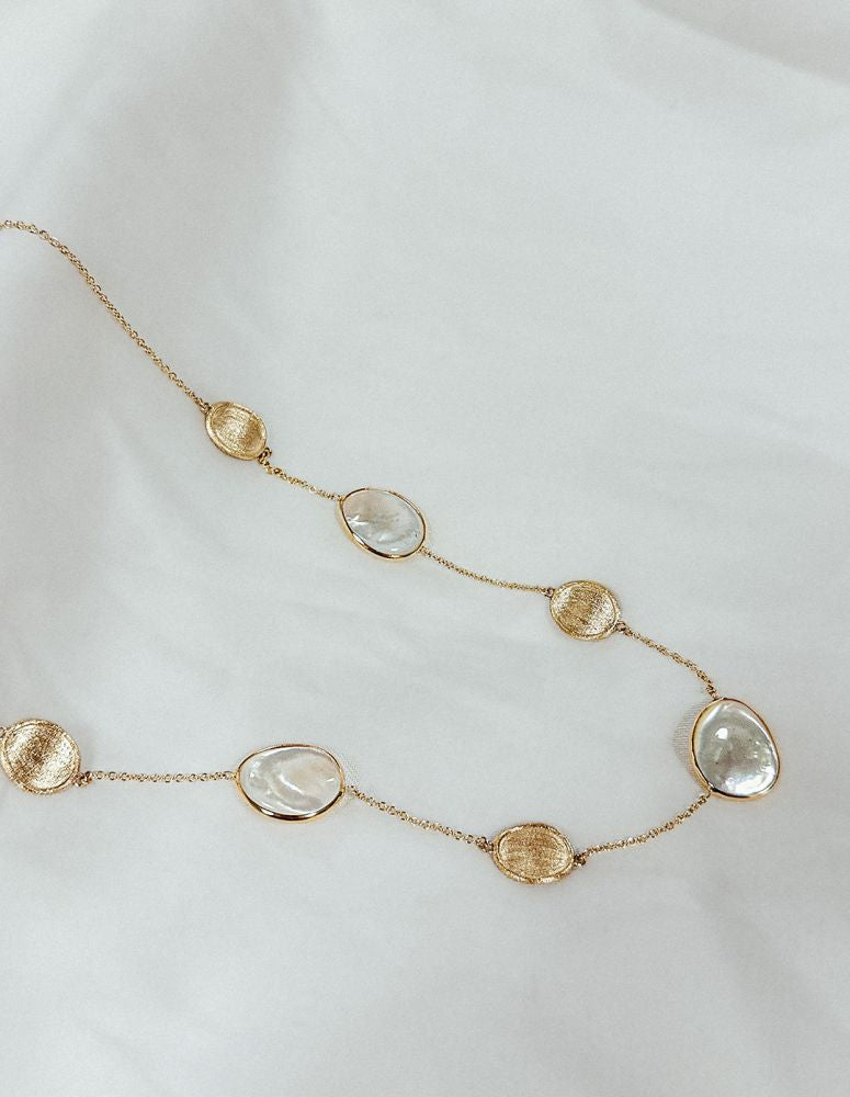 Gelbgoldhalskette mit mattgoldenen und Perlmutt-Elementen – 14 Karat