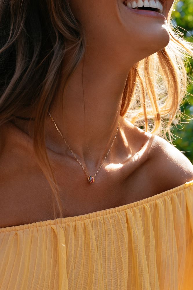 Verspieltes Gelbgold-Collier mit drei goldenen Anhängern und farbigen Saphiren im Farbverlauf – 14 Karat