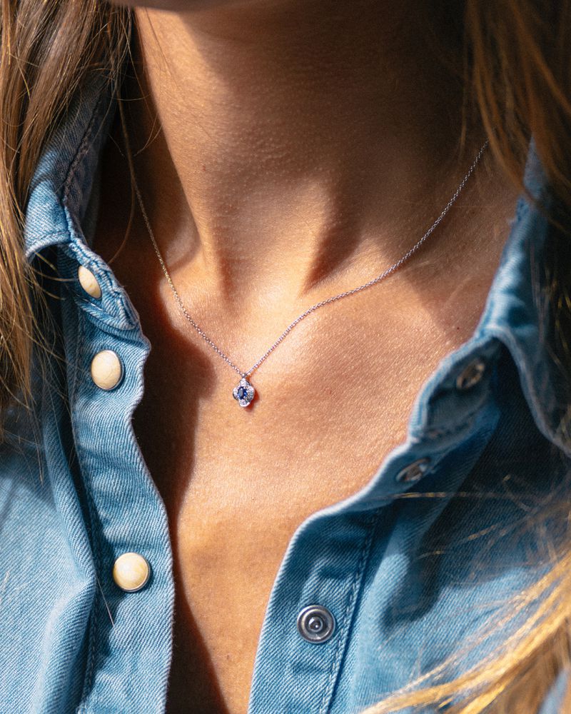 Collier aus Weißgold mit Blumenanhänger, blauem Saphir und Diamant - 14 Karat
