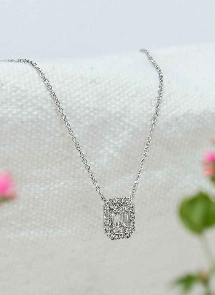 Halskette aus Weißgold mit Smaragd-Anhänger und Diamanten im Brillantschliff und Baguetteschliff – 14 Karat