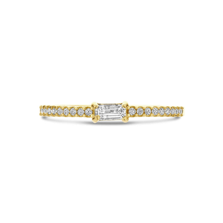 De Van der Kooij Collectie ring zirkonia 14K geelgoud toont een horizontale baguette zirkonia in het midden, geaccentueerd door kleine ronde steentjes op een slanke geelgouden band.