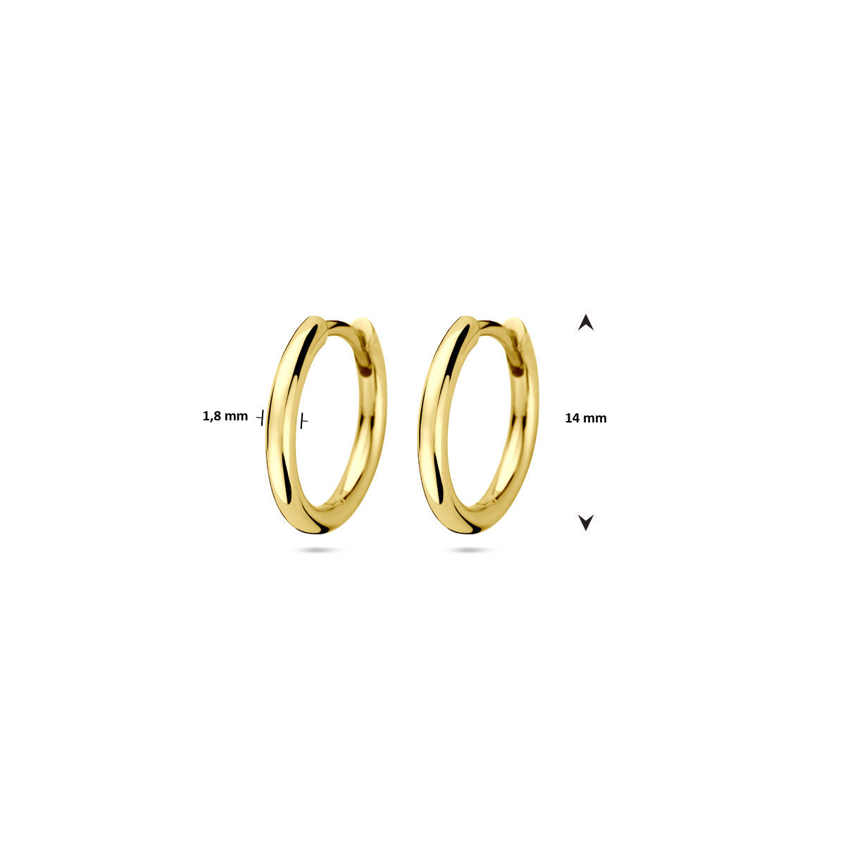 Twee klapoorringen 1,8 mm buis 14K geelgoud van Van der Kooij Collectie zijn naast elkaar afgebeeld op een witte achtergrond, met een dikte van 1,8 mm en een diameter van 14 mm zoals aangegeven in de begeleidende tekst.