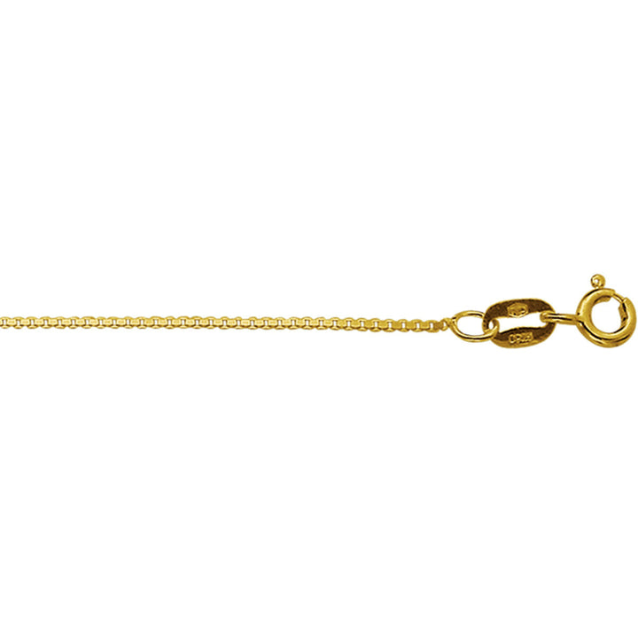 Een close-up van de Van der Kooij Collectie collier venetiaans 0,8 mm in 14K geelgoud, unisex met karabijnsluiting, horizontaal afgebeeld op een witte achtergrond - een verfijnde keuze voor elke sieradencollectie.