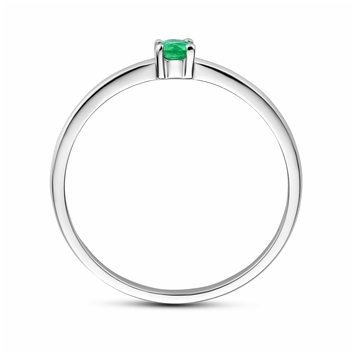 Een eenvoudige Van der Kooij Collectie-ring met geboortesteen smaragd mei, gemaakt van gerhodineerd 925 zilver en voorzien van een kleine ovale smaragd in vierpoots zetting, zichtbaar vanaf de zijkant tegen een witte achtergrond.