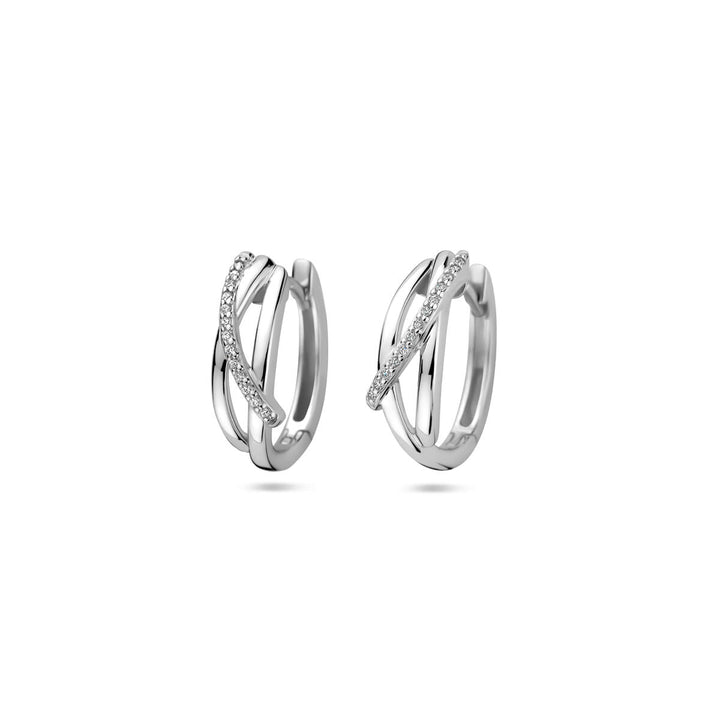 Een paar Van der Kooij Collectie klapoorringen zirkonia 16 mm, vervaardigd uit gerhodineerd zilver met kriskras door elkaar lopende banden en fonkelende edelstenen, afgebeeld tegen een effen witte achtergrond.