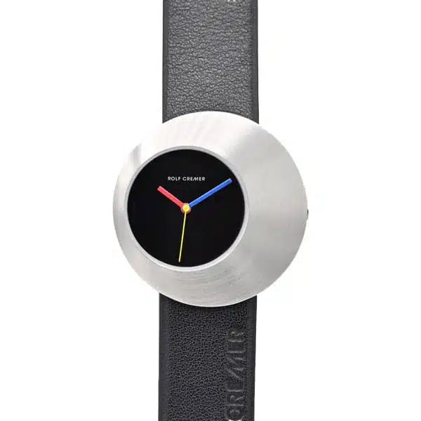 Uhr mit schwarzem Zifferblatt, silbernem Gehäuse und schwarzem Lederarmband