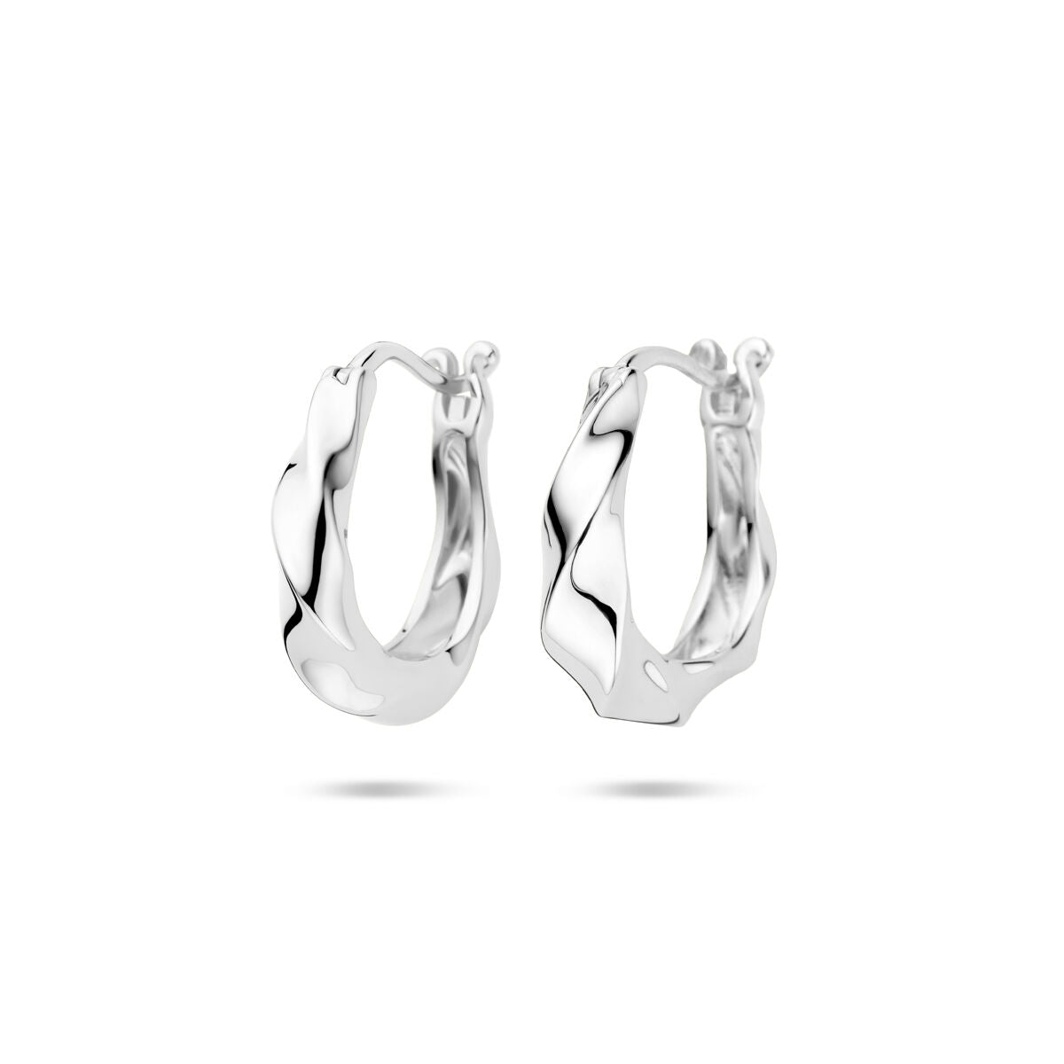 Ohringe aus rhodiniertem Silber mit gewelltem Design und einer Größe von 19 mm