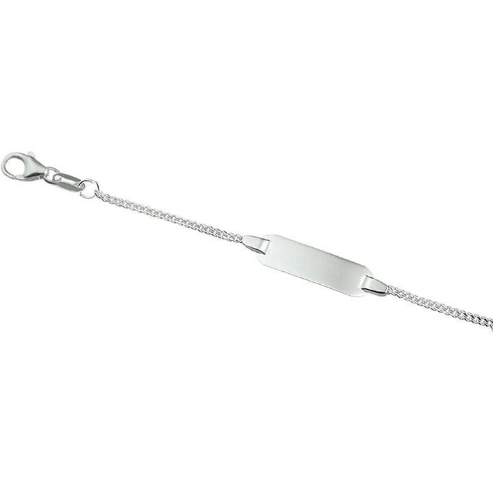 De Van der Kooij Collectie graveerarmband gourmette plaat 5,0 mm is een zilver gerhodineerde ID armband met een blanco rechthoekige plaat, curb ketting en karabijnsluiting.