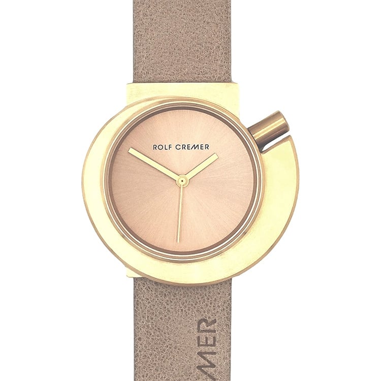 Uhr mit goldfarbenem Gehäuse, beigem Zifferblatt und braunem Lederarmband