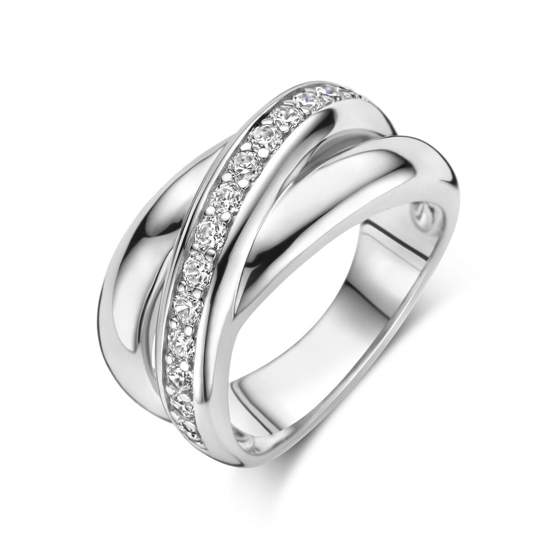 Een gerhodineerd zilveren ring uit de Van der Kooij Collectie met een modern, overlappend ontwerp en een rij fonkelende zirkonia's op één van de gedraaide banden.