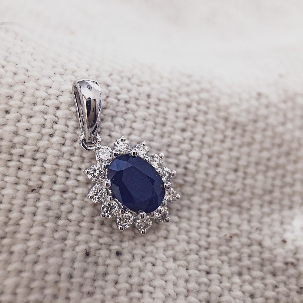 Weißgold-Anhänger mit blauem Saphir (1,00 ct) und 0,27 ct Diamant – 14 Karat, 1,3 Gramm