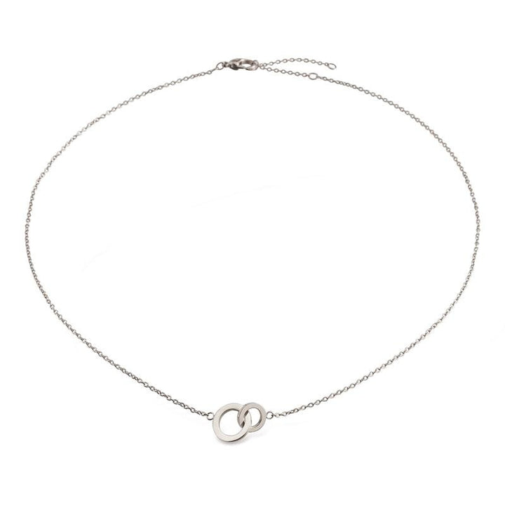 De Boccia Titanium Figura Collier 08033-01 is een delicate zilverkleurige ketting met een fijne ketting en twee in elkaar grijpende cirkels als hanger uit de elegante Boccia Figura collectie, afgebeeld op een witte achtergrond.