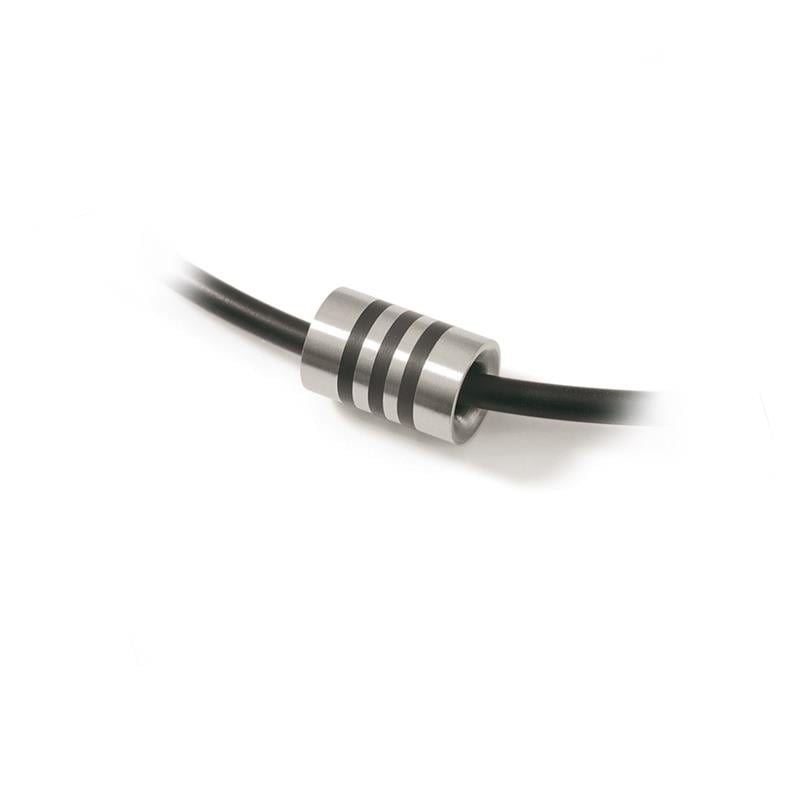 Titanium Anhänger mit drei horizontalen Rillen auf schwarzem Kabel