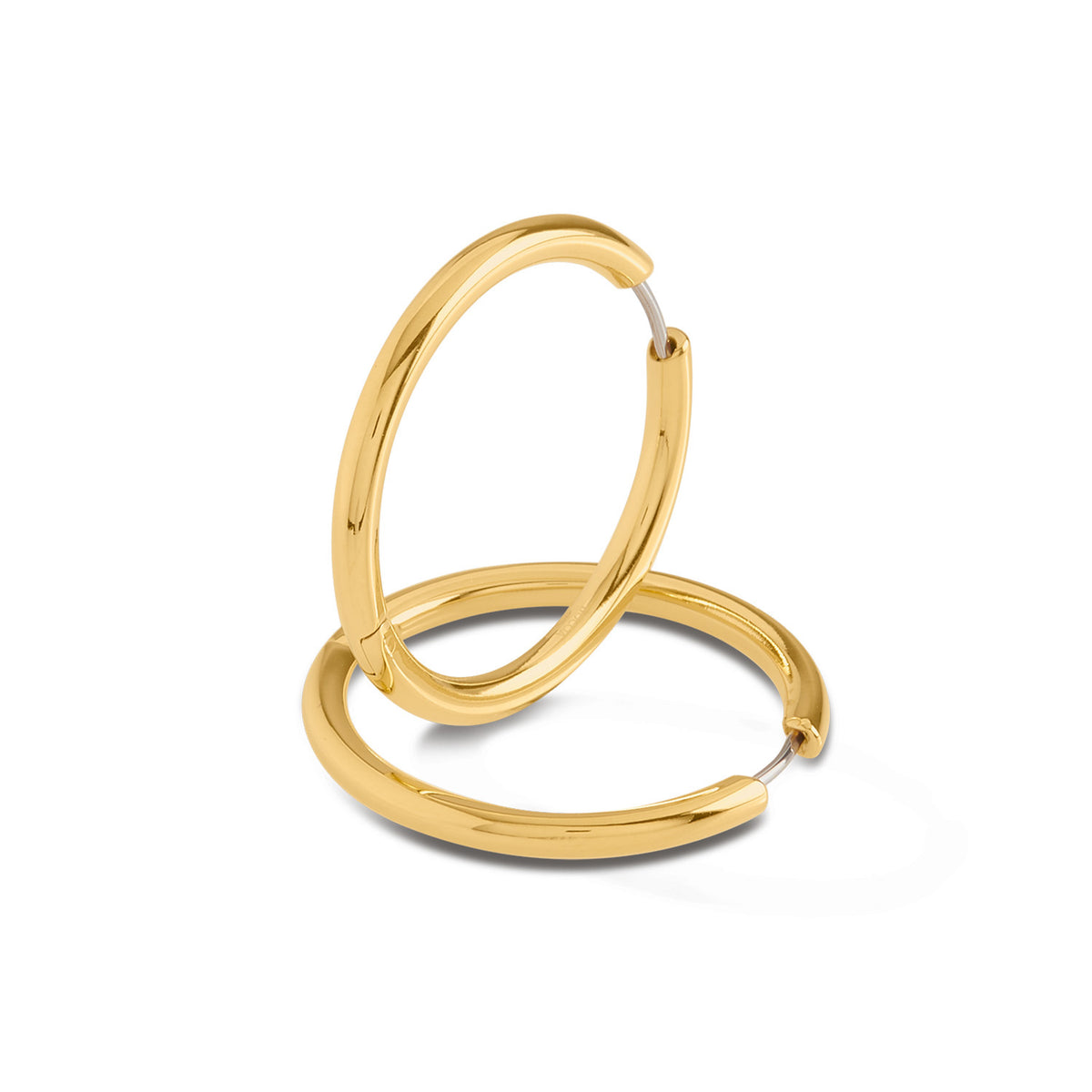 Goldene Creolen aus Titan mit glänzender Oberfläche und schlichter Form