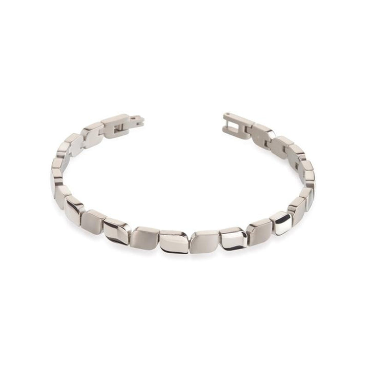 De Boccia Titanium Armband 03007-01 van Boccia heeft gladde, gepolijste onregelmatig gevormde schakels en is halfopen afgebeeld op een witte achtergrond.