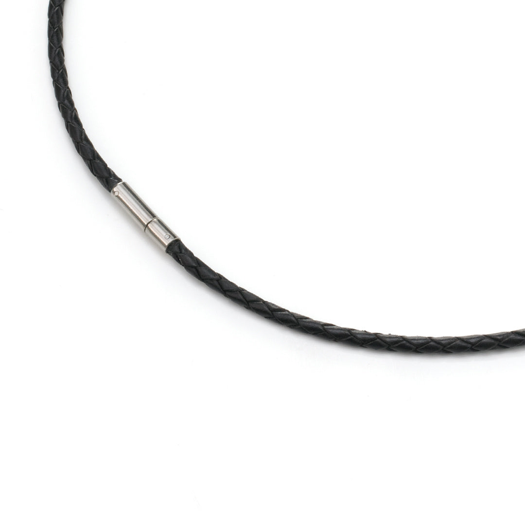 Schwarzes geflochtenes Leder-Collier mit titaniumfarbener Verschlusskappe