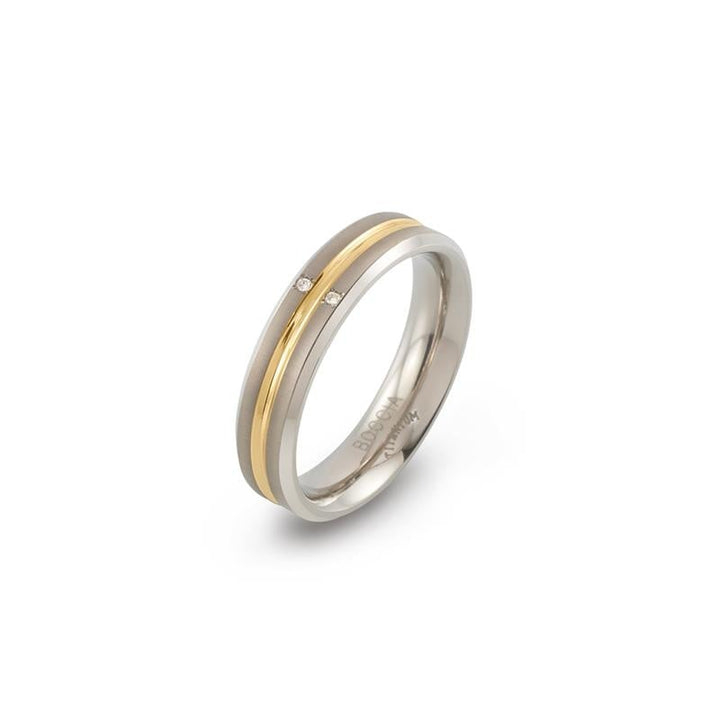 De Boccia Titanium Ring Bicolor dia 1/0.01 (0144-01) heeft een gouden centrale band omzoomd met zilveren titanium en twee kleine ronde diamanten die naast elkaar op het gouden gedeelte zijn gezet.