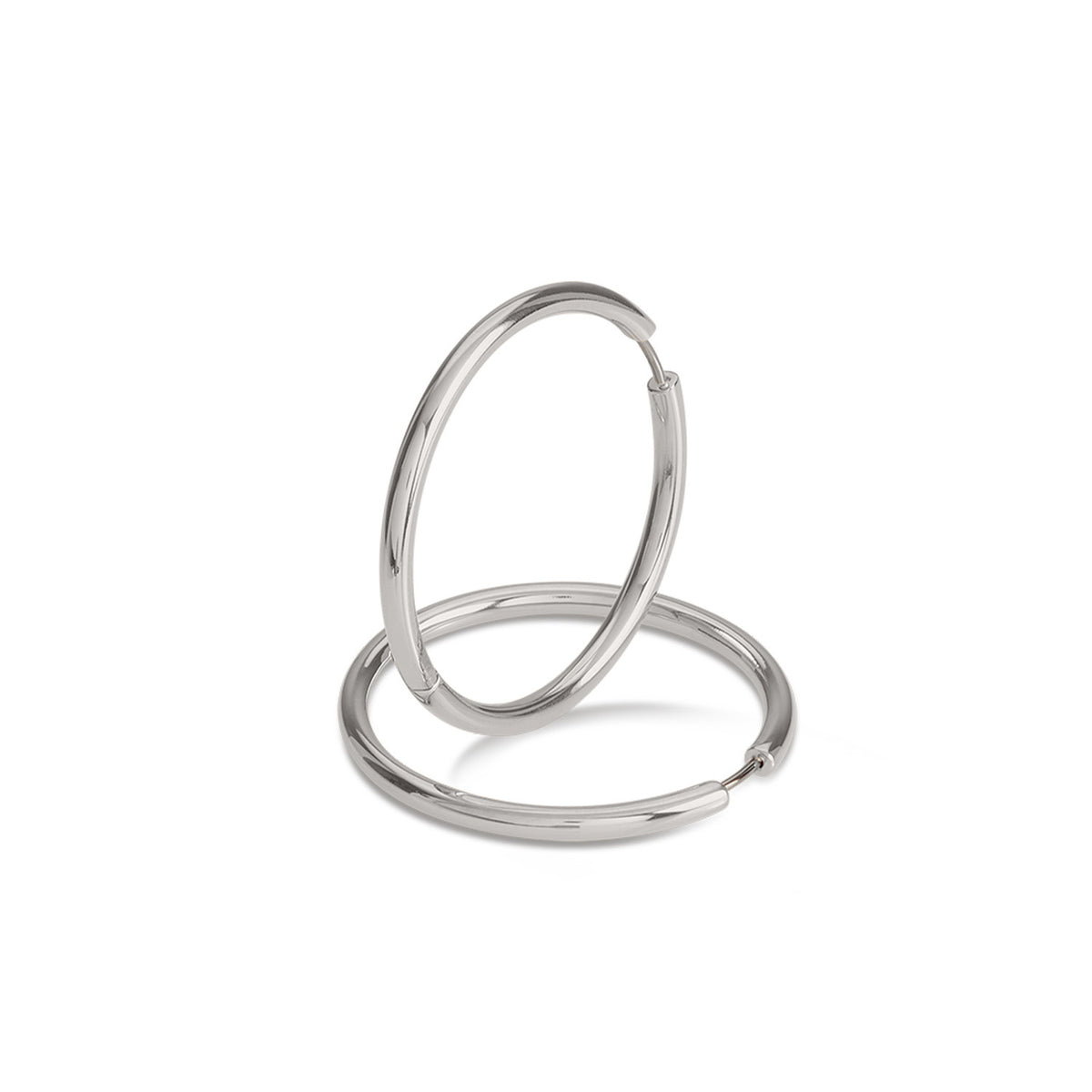 Klapp-Ohrringe aus Titan in Silber mit glänzender Oberfläche und einfachem Design
