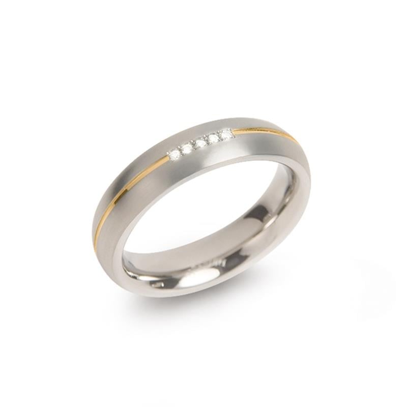 Bicolor Titanring mit glänzender Oberfläche und einer goldenen Linie sowie fünf kleinen Zirkonia.