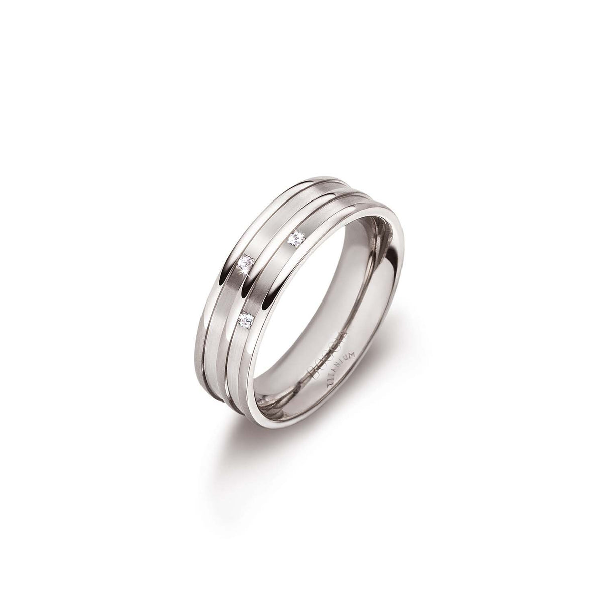 Titanring mit zwei parallel verlaufenden Rillen und drei kleinen, funkelnden Edelsteinen