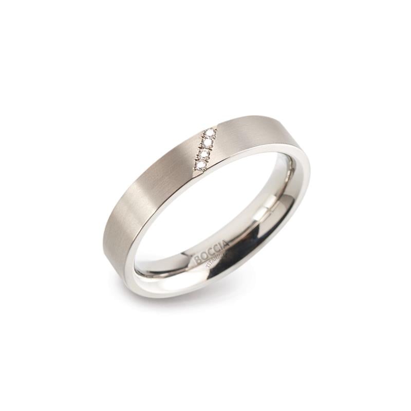 Titanring aus Titan mit mattem Finish und fünf kleinen, glitzernden Edelsteinen in einer Linie