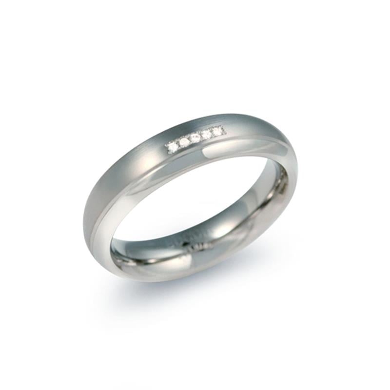 Titanring mit glänzender Oberfläche und drei kleinen, eingesetzten Diamanten