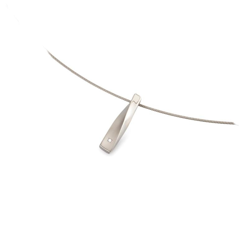 Titanium Anhänger mit einem kleinen Edelstein, an einer feinen Kette befestigt