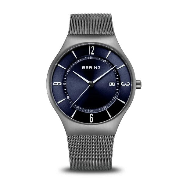 Uhr mit blauem Zifferblatt, grauem Gehäuse und grauem Mesh-Armband