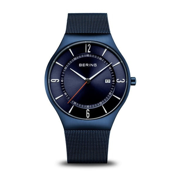 Armbanduhr mit blauem Zifferblatt, schwarzem Mesh-Armband und Datumsanzeige