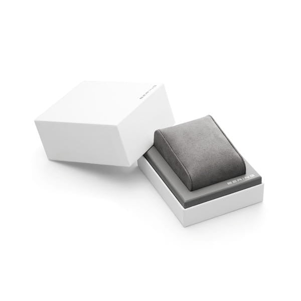 Een wit juwelendoosje met een licht open deksel onthult een grijs gedempt interieur, perfect om de Bering 11020-732 dameshorloge met goudkleurig roestvrij staal of een armband in op te bergen.