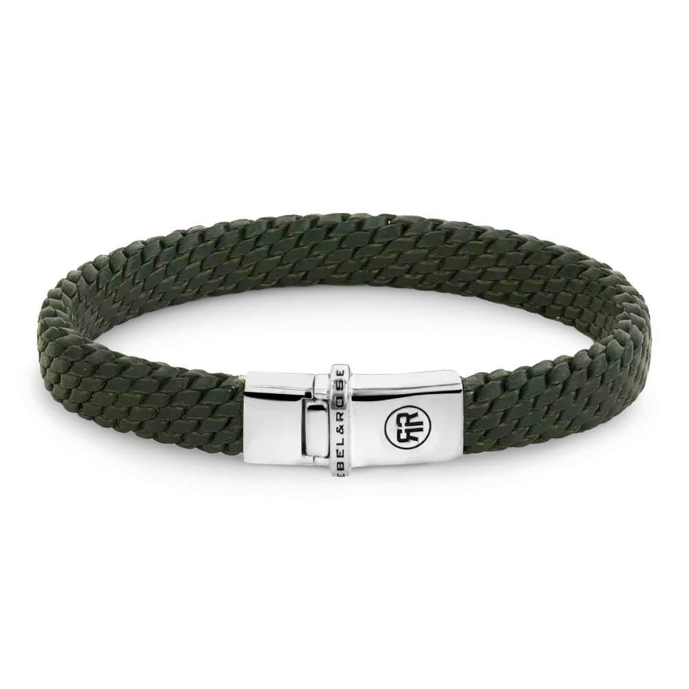Grünes geflochtenes Armband mit silberner Schließe und Logo.