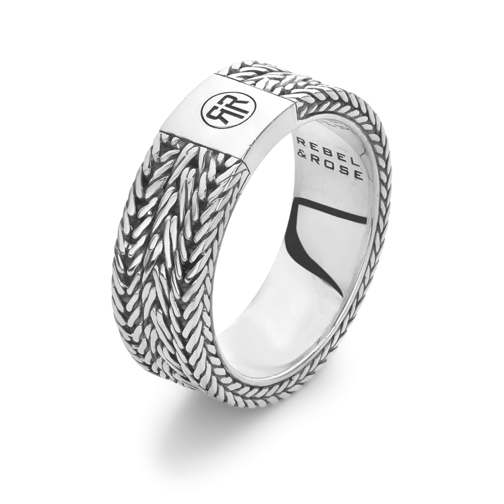 Ring aus Silber mit geflochtenem Design und markantem Logo auf der Vorderseite