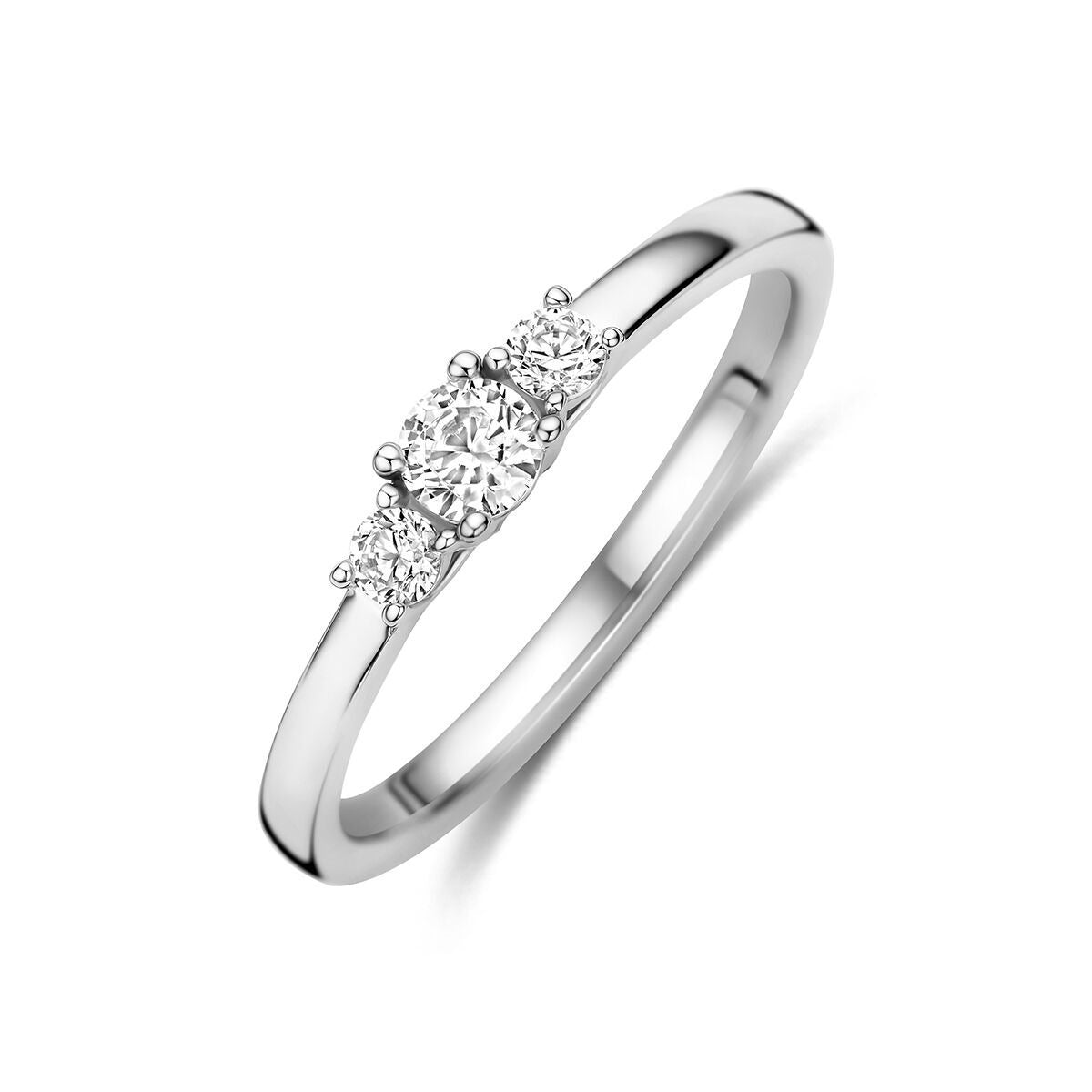 Ring aus rhodiniertem 925 Silber mit drei Zirkonia-Steinen in einer schlichten Anordnung