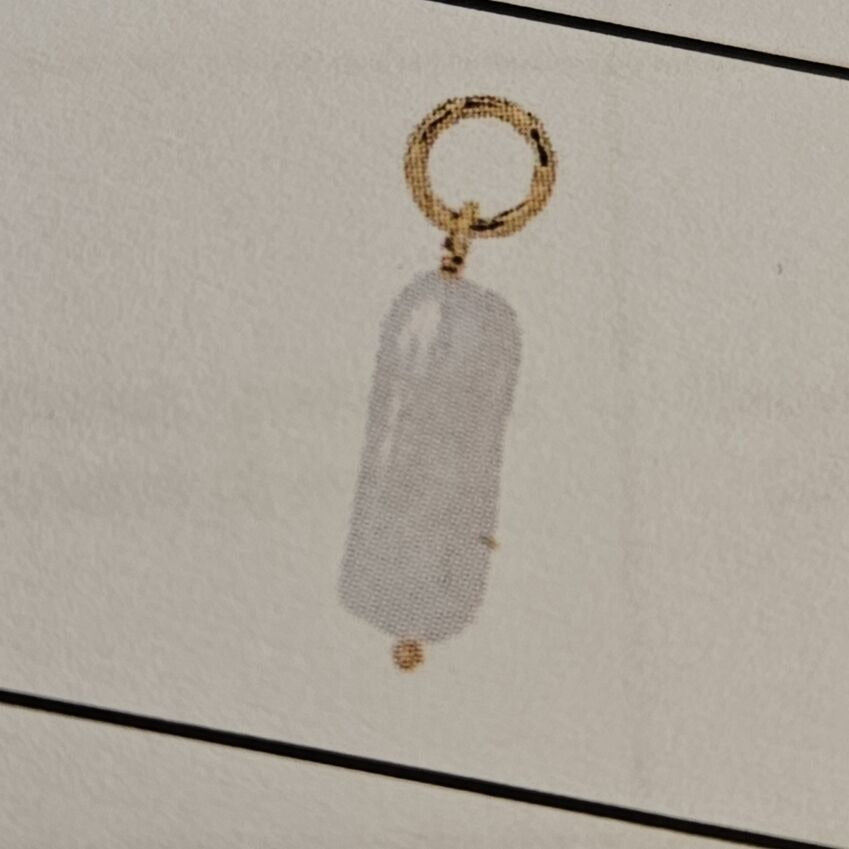 Gerhodinierter Silberohrring mit einer weißen Perle und ovalem Anhänger