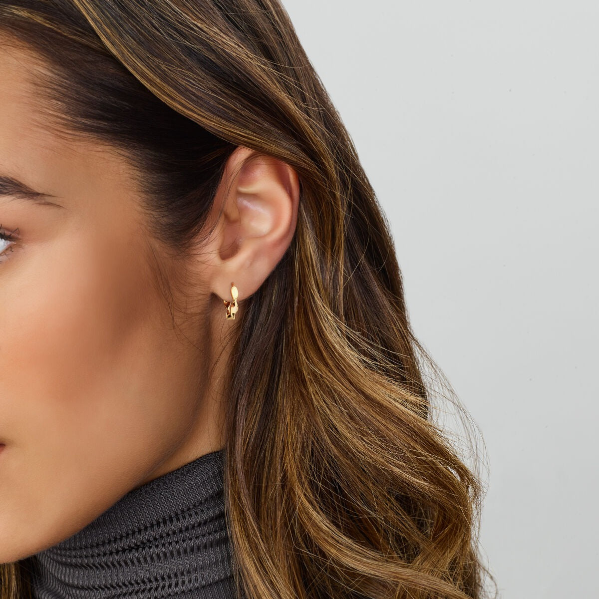 Vergoldete Klappohrringe Damen – Gelbgold auf 925er Silber, gedrehtes Design 13,5 mm