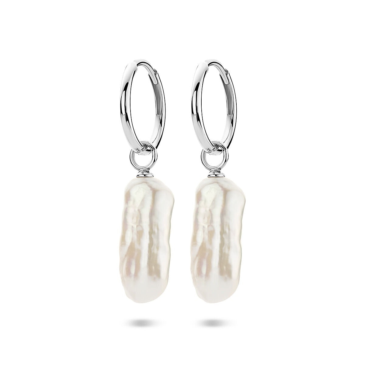 Silberne Ohrhänger mit rhodinierten Oberflächen und weißen Süßwasserperlen