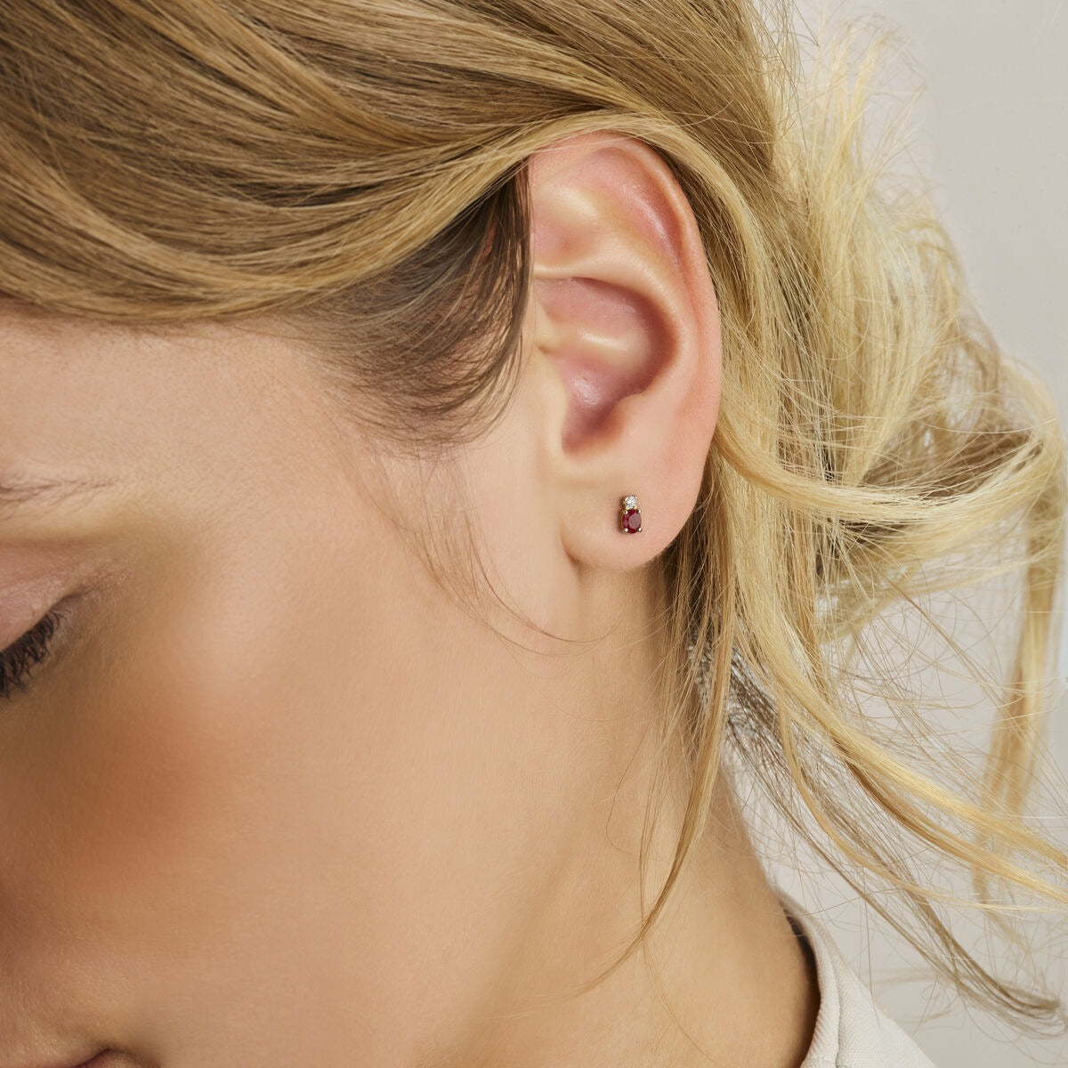 14 Karat Gelbgold Ohrstecker mit Rubin und Zirkonia – 6 x 3 mm