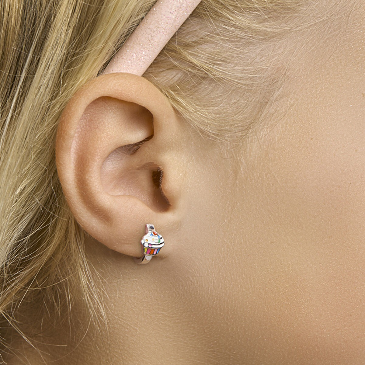 Rhodinierte Kinderohrringe aus Silber mit Cupcake aus Emaille
