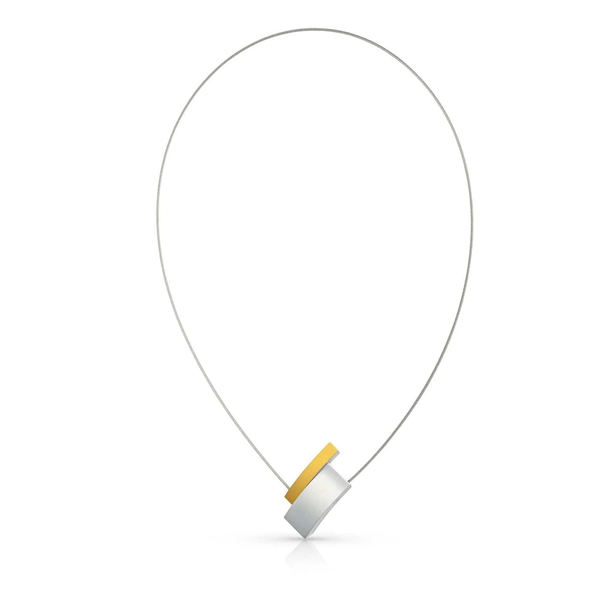 Collier mit goldfarbenem Anhänger und silbernem Draht.