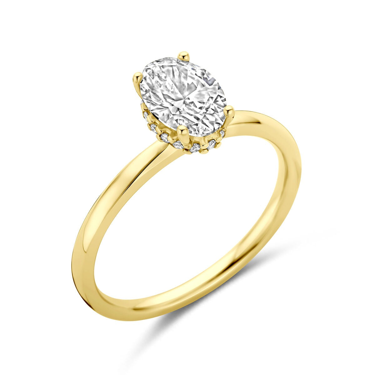 Ring aus 14k Gelbgold mit ovalem, lab-grown Diamanten und schmalem Band