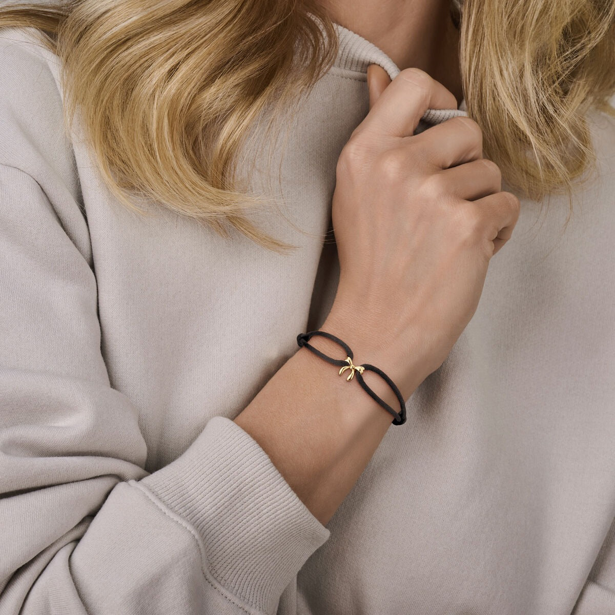 Schwarzes Satinarmband mit 14k Gelbgold-Schleife