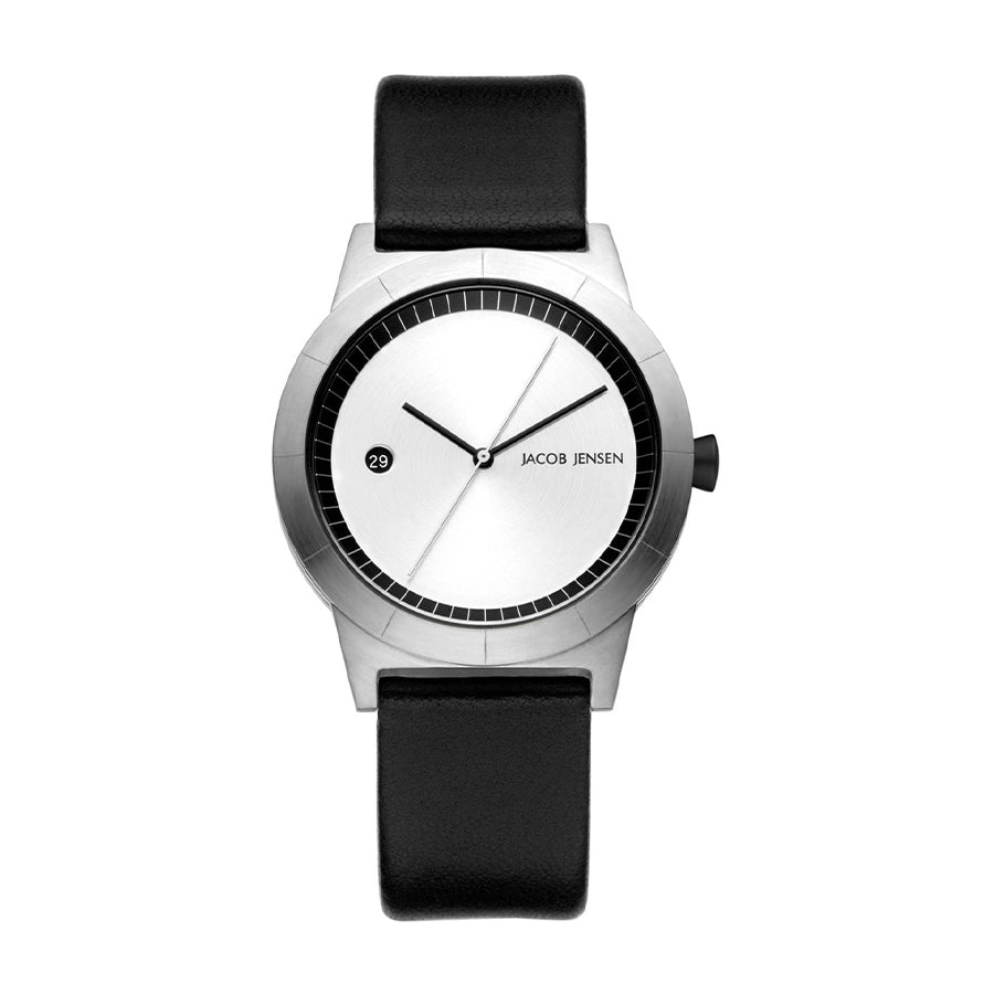 Uhr mit silbernem Gehäuse, weißem Zifferblatt und schwarzem Lederarmband