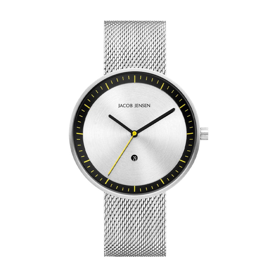 Uhr mit silbernem Gehäuse, weißem Zifferblatt und schwarzem Mesh-Armband, gelbe Akzente auf dem Zifferblatt