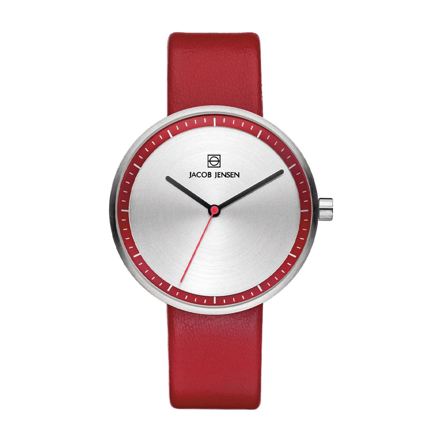 Uhr mit silbernem Zifferblatt, rotem Lederarmband und roter Lünette
