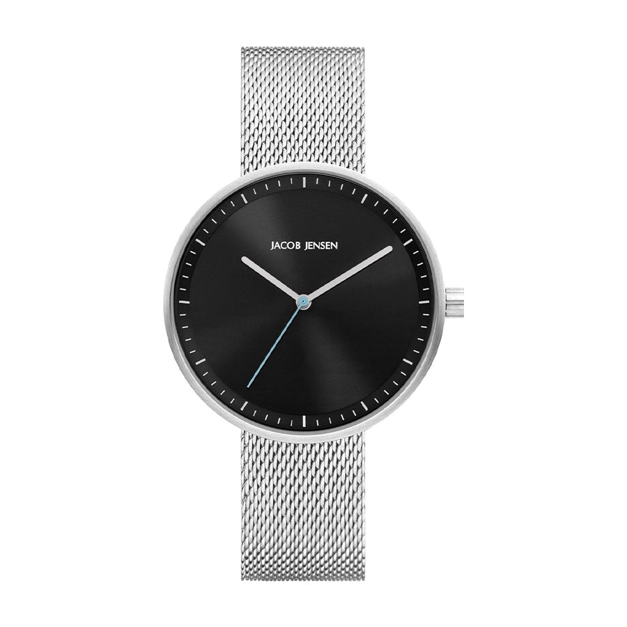 Uhr mit schwarzem Zifferblatt, silbernem Gehäuse und silbernem Mesh-Armband