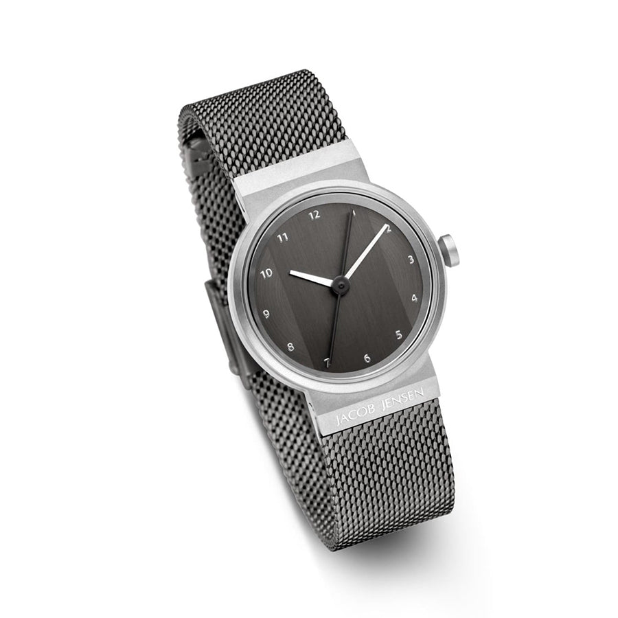 Uhr mit grauem Zifferblatt, silbernem Gehäuse und schwarzem Mesh-Armband