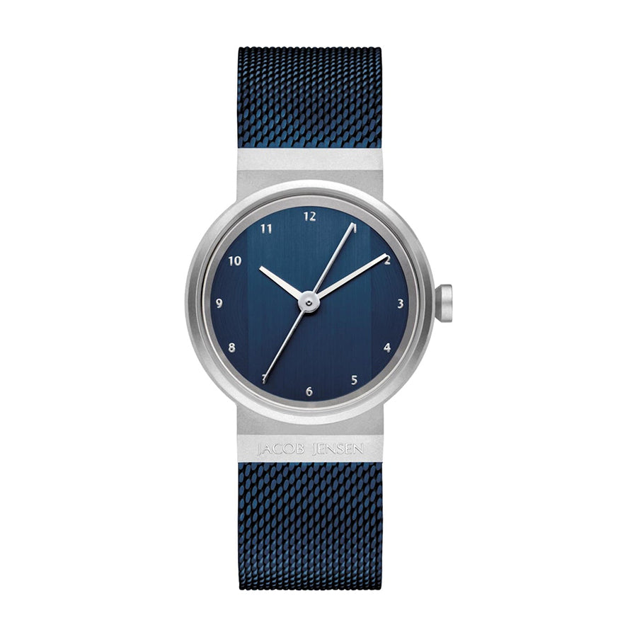 Uhr mit blauem Zifferblatt und silbernem Gehäuse, ausgestattet mit einem blauen Mesh-Armband