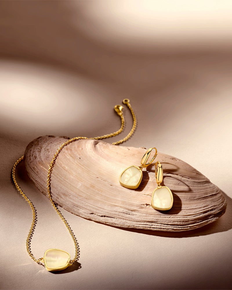 Außergewöhnliche Gelbgold-Ohrhaken mit organischen Ohranhängern und Perlmutt – 14 Karat Luxus für Damen