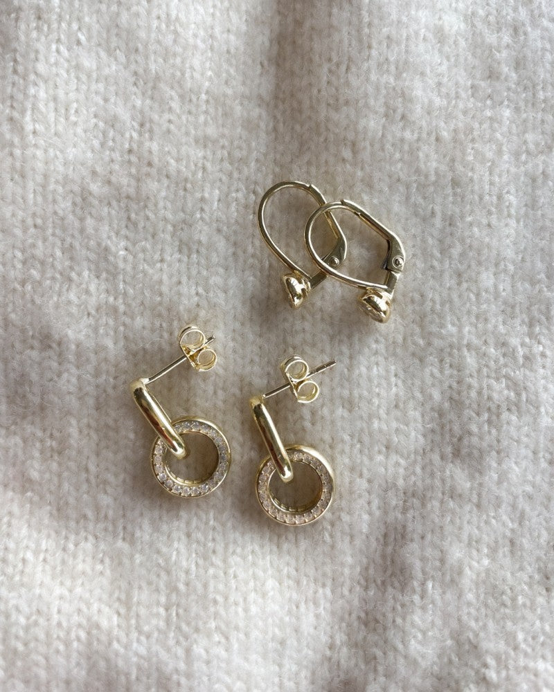 Gelbgoldene Ohrhaken mit Zirkonia im runden Fassring – 14 Karat
